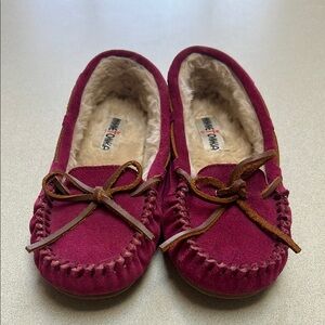 Minnetonka Berry/Pink Suede Moccasins with Bow